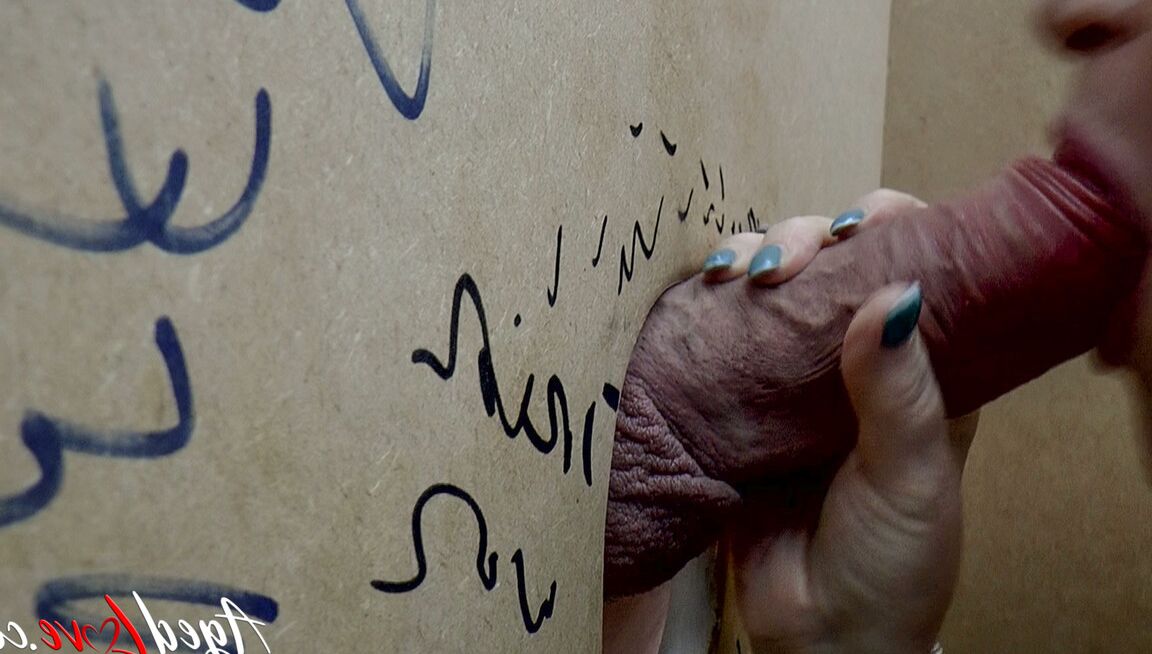 21P La abuela gorda Lacey Starr prueba una polla dura en el Gloryhole y come semen pegajoso