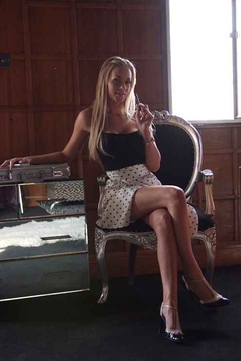 21P A loira peituda Paige Ashley tira a roupa e exibe seus peitos grandes