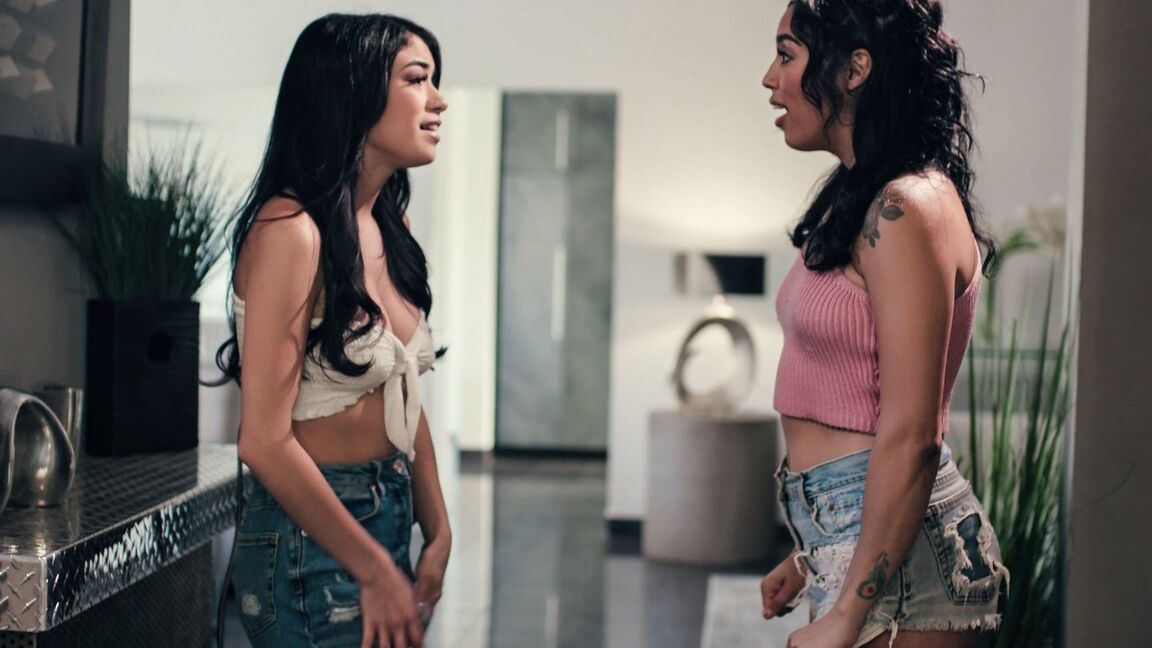 21P A adolescente americana Savannah Sixx seduz e trepa com o namorado da irmã