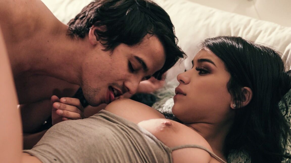 21P A adolescente americana Savannah Sixx seduz e trepa com o namorado da irmã