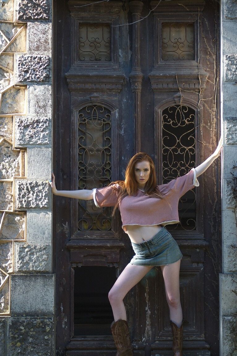 12P La glamurosa modelo británica Alice Brookes se desnuda al aire libre con botas de vaquera