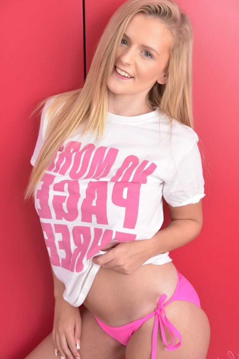 12P La blonde naturelle Lycia Sharyl libère ses gros seins naturels d'un t-shirt