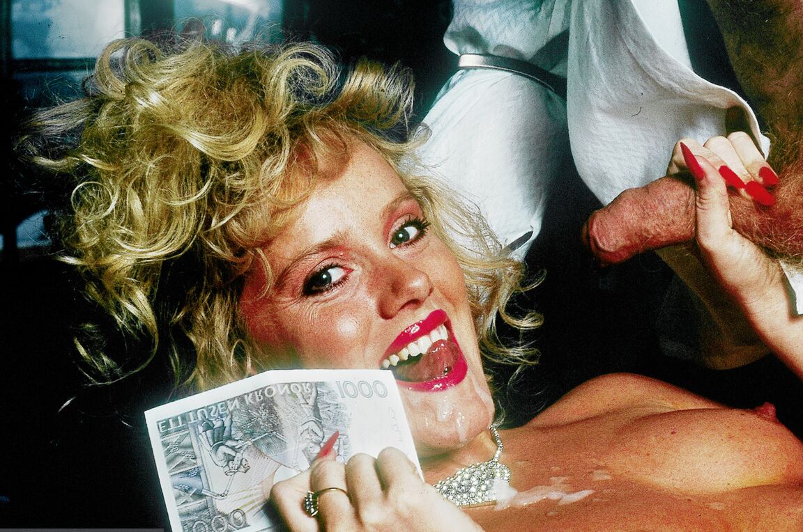 16P Vintage doll Lisa Winner livens up the casino with her explicit party games