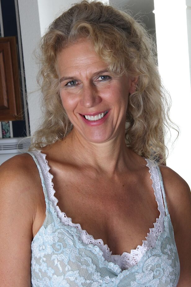 15P Middle-aged housewife Cally Jo pauses to play with her twat in closeup action
