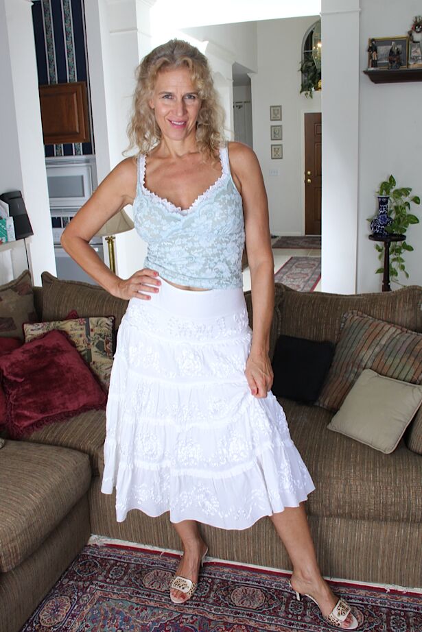 15P Middle-aged housewife Cally Jo pauses to play with her twat in closeup action
