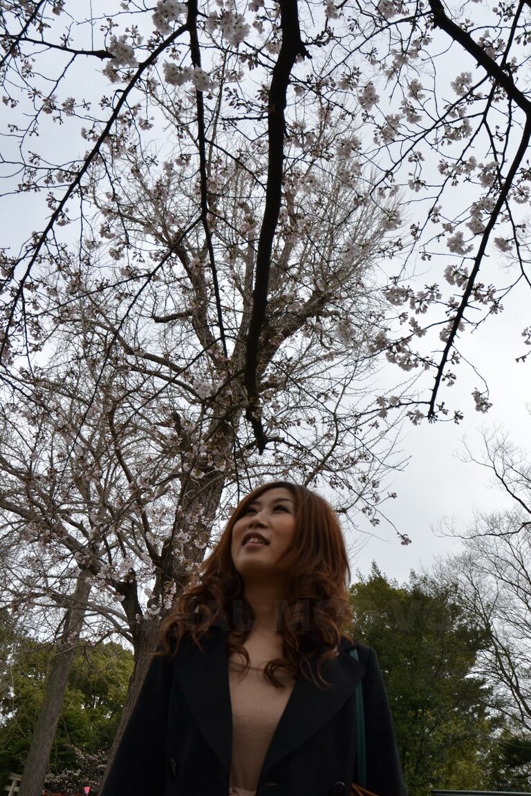 21P Die hübsche japanische MILF Sachi Suzuki hat gefilmt, wie sie mit ihrer köstlichen Muschi spielt