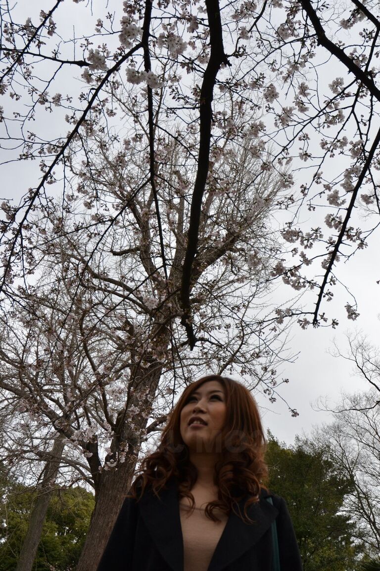 21P Die hübsche japanische MILF Sachi Suzuki hat gefilmt, wie sie mit ihrer köstlichen Muschi spielt
