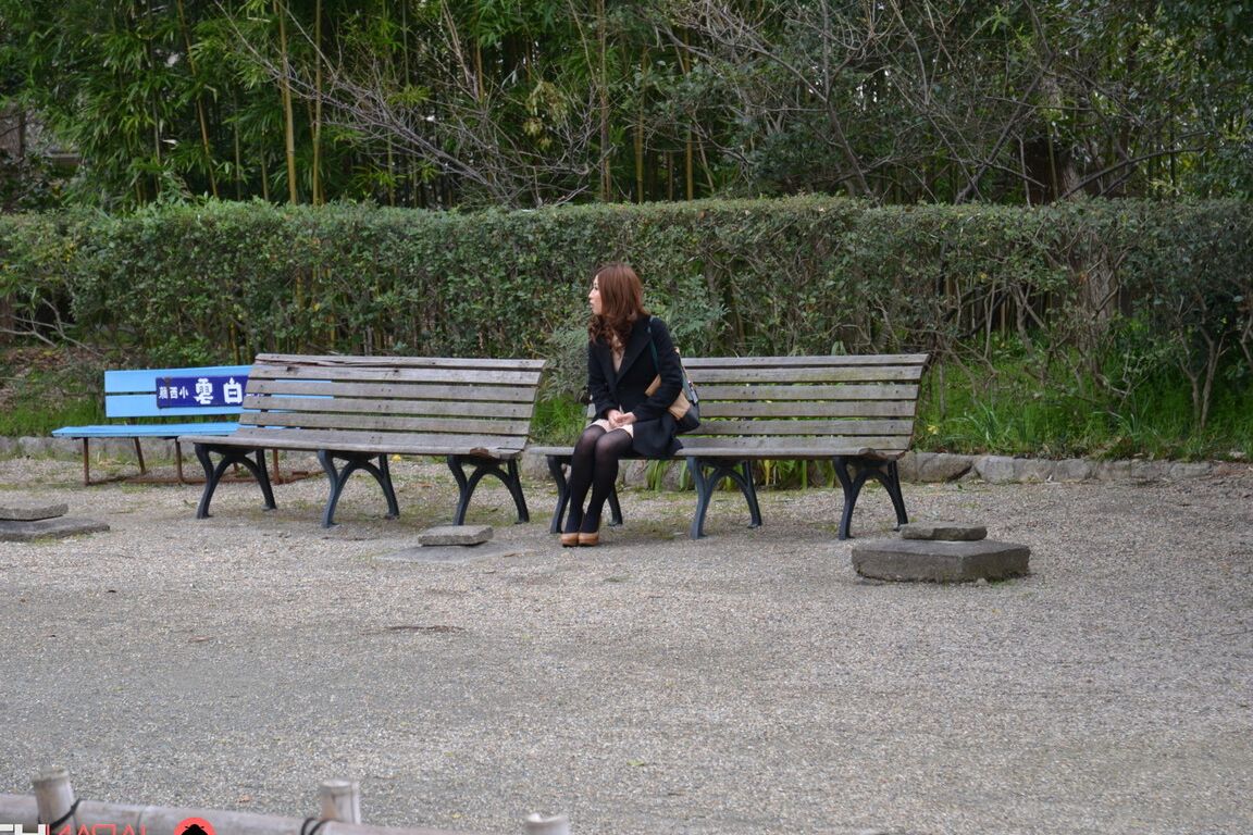 21P Die hübsche japanische MILF Sachi Suzuki hat gefilmt, wie sie mit ihrer köstlichen Muschi spielt