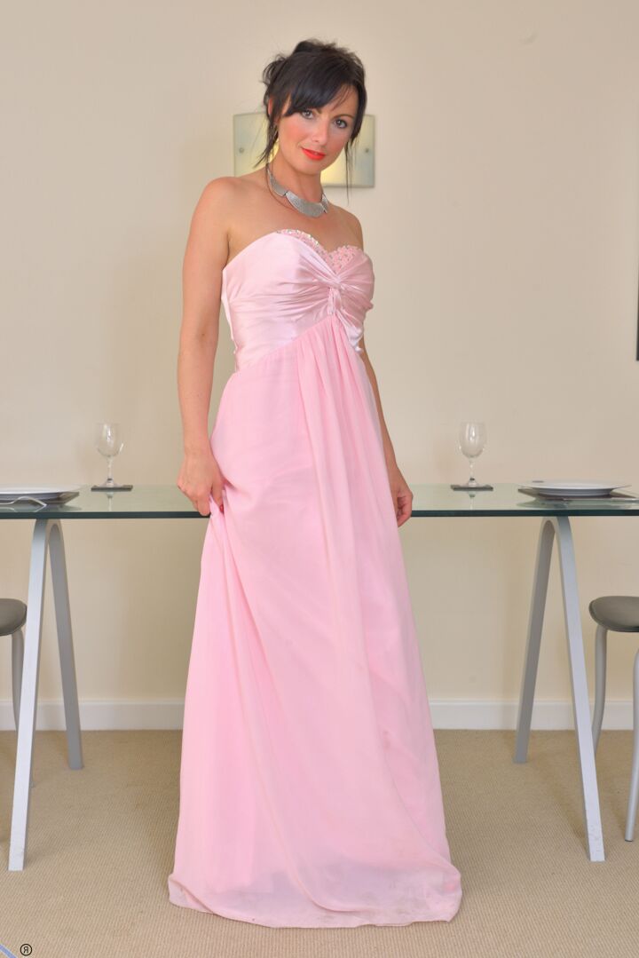 15P Noble MILF zeigt ihre rosa Muschi, nachdem sie ihr Abendkleid ausgezogen hat