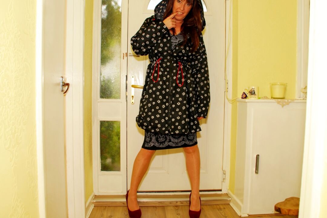 20P A ruiva britânica Juicey Janey mostra as pernas em um vestido curto e sapatos de salto alto