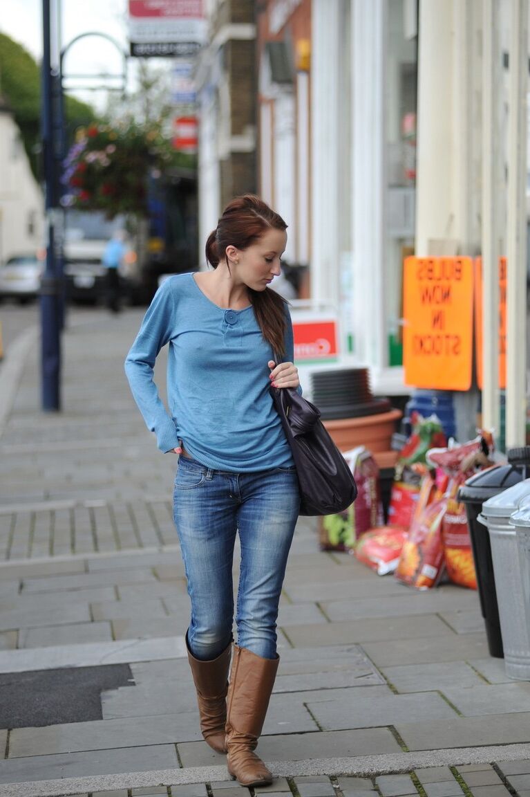 12P Sexy MILF Sophia Smith tira a calça jeans e fica de topless depois de uma caminhada