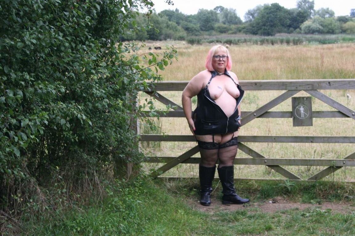 16P A amadora britânica obesa Lexie Cummings brinca com sua buceta perfurada em uma mesa