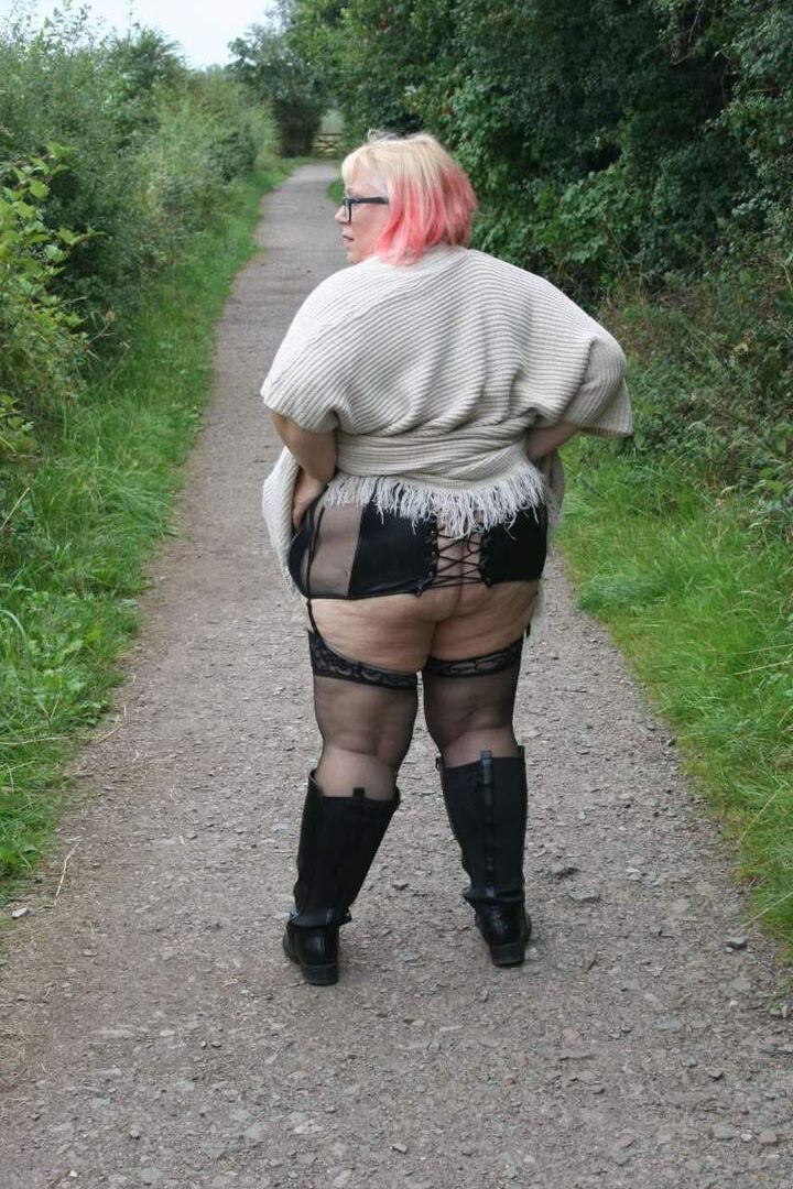 16P A amadora britânica obesa Lexie Cummings brinca com sua buceta perfurada em uma mesa