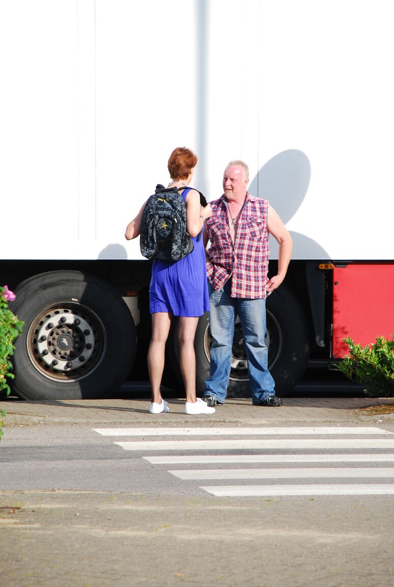 12P 年上の英国人女性がトラックの運転手を拾い、彼女の場所で愚かな彼とセックスする