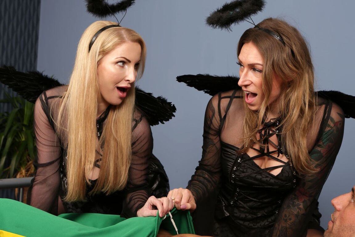 17P As garotas do Reino Unido Georgie Lyall e Ava Austen ostentam halos durante um boquete CFNM