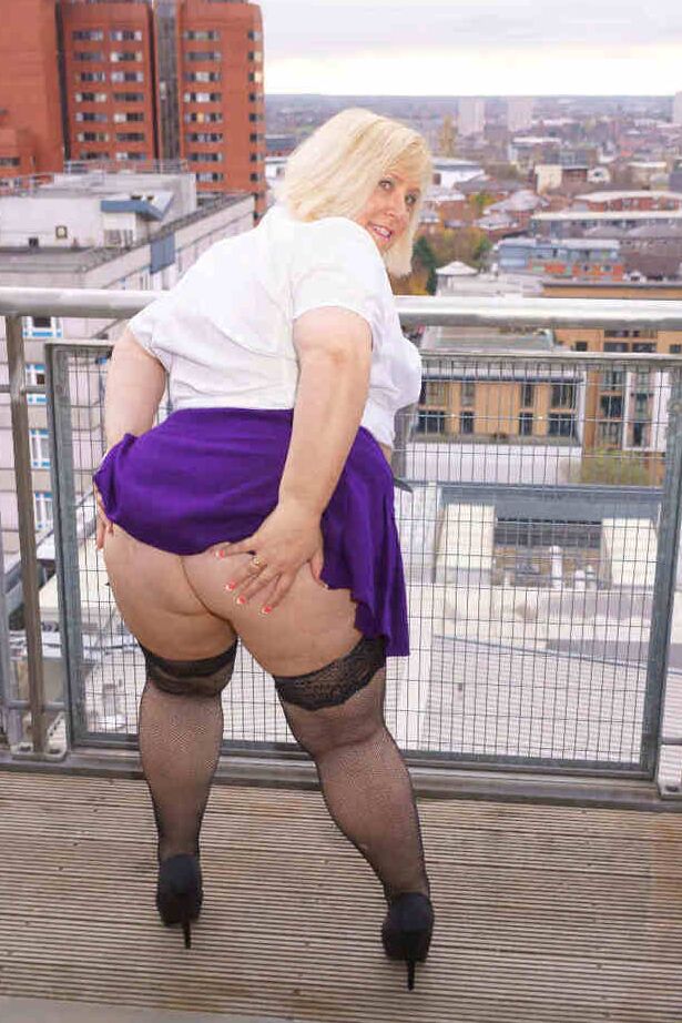 20P Older British BBW Lexie Cummings exposes her fat ass and twat on a balcony