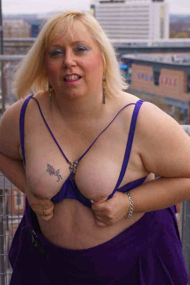 20P Older British BBW Lexie Cummings exposes her fat ass and twat on a balcony