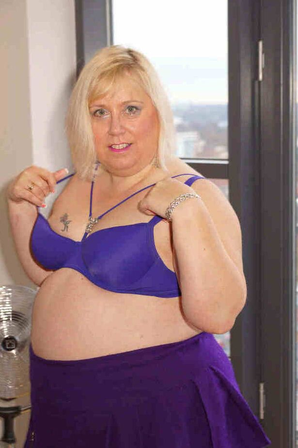 20P Older British BBW Lexie Cummings exposes her fat ass and twat on a balcony