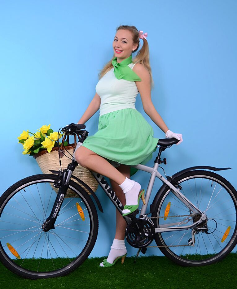 17P Linda rubia desnuda sus firmes tetas en una bicicleta con guantes blancos y bragas con volantes