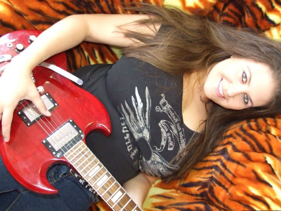 20P L'amatrice Denisedavies pose sa guitare avant de libérer ses énormes seins