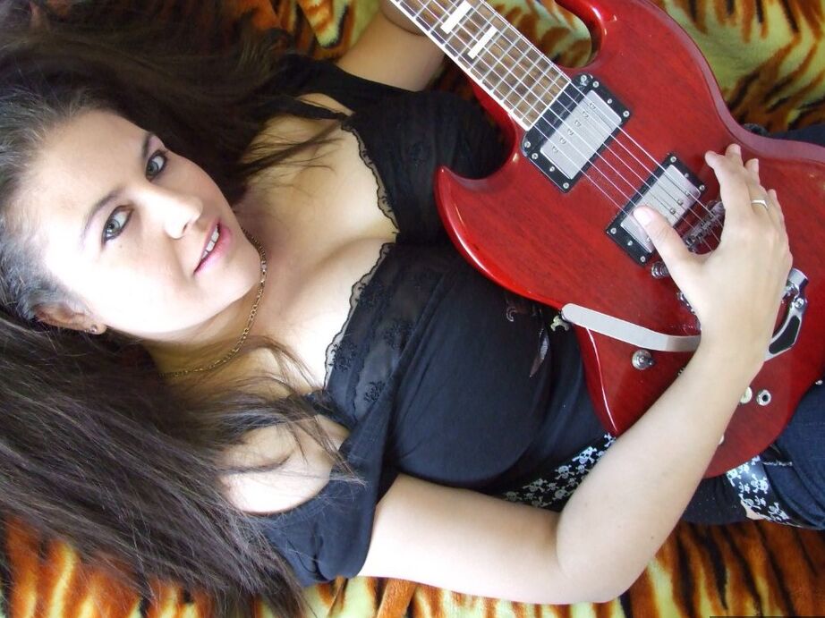 20P L'amatrice Denisedavies pose sa guitare avant de libérer ses énormes seins