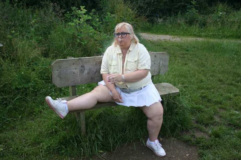 19P A amadora mais velha Lexie Cummings segura seus peitos e depois sua bunda enorme na natureza