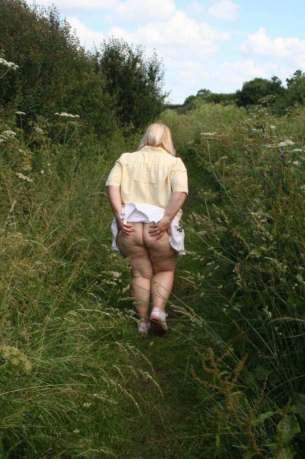 19P A amadora mais velha Lexie Cummings segura seus peitos e depois sua bunda enorme na natureza