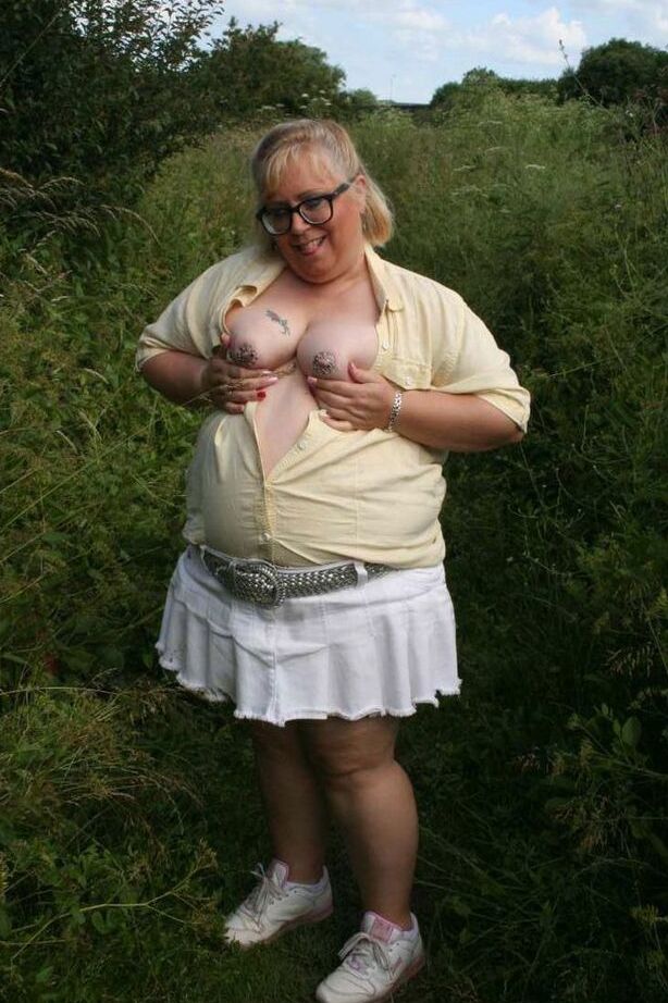 19P A amadora mais velha Lexie Cummings segura seus peitos e depois sua bunda enorme na natureza