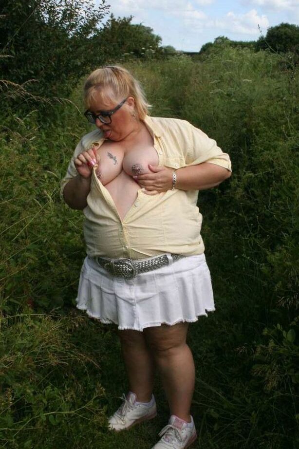 19P A amadora mais velha Lexie Cummings segura seus peitos e depois sua bunda enorme na natureza
