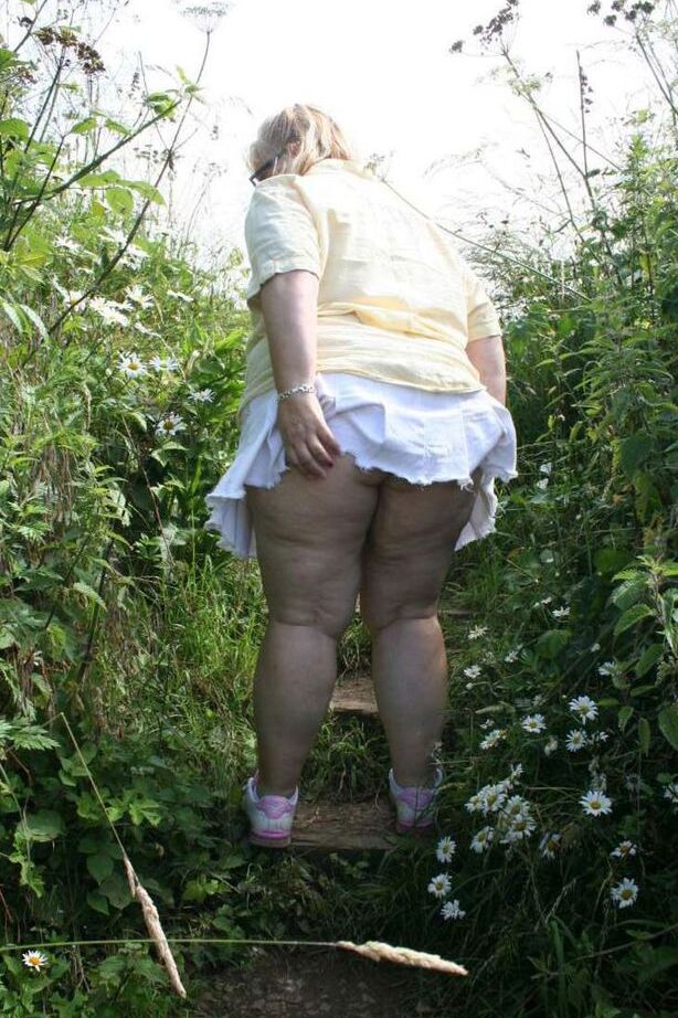 19P A amadora mais velha Lexie Cummings segura seus peitos e depois sua bunda enorme na natureza