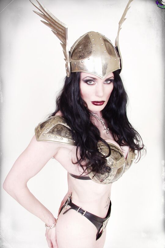 15P British model Morrigan Hel shows her bare ass an armor-plated fantasy wear