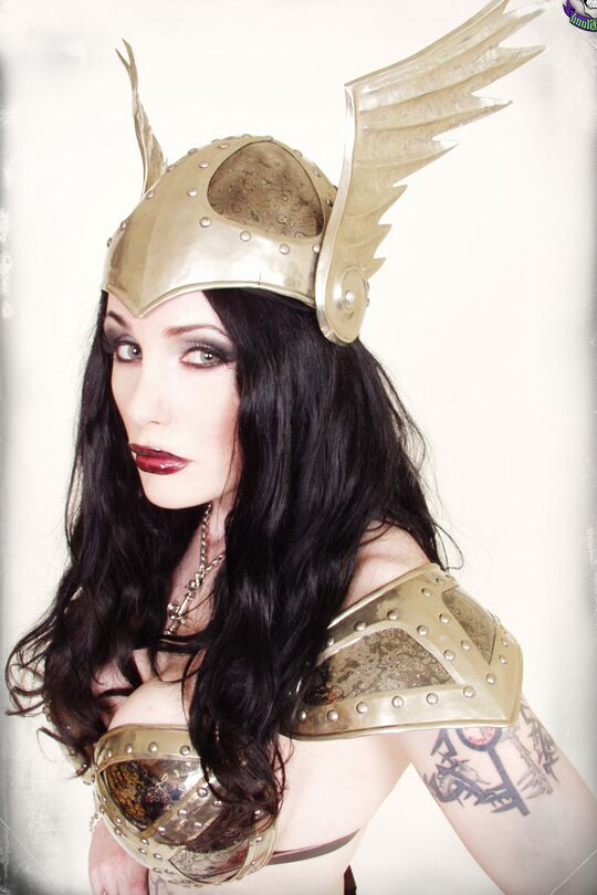 15P British model Morrigan Hel shows her bare ass an armor-plated fantasy wear
