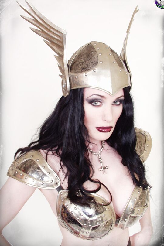 15P British model Morrigan Hel shows her bare ass an armor-plated fantasy wear