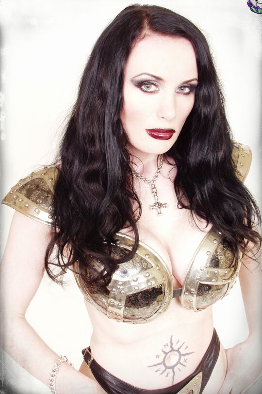15P British model Morrigan Hel shows her bare ass an armor-plated fantasy wear