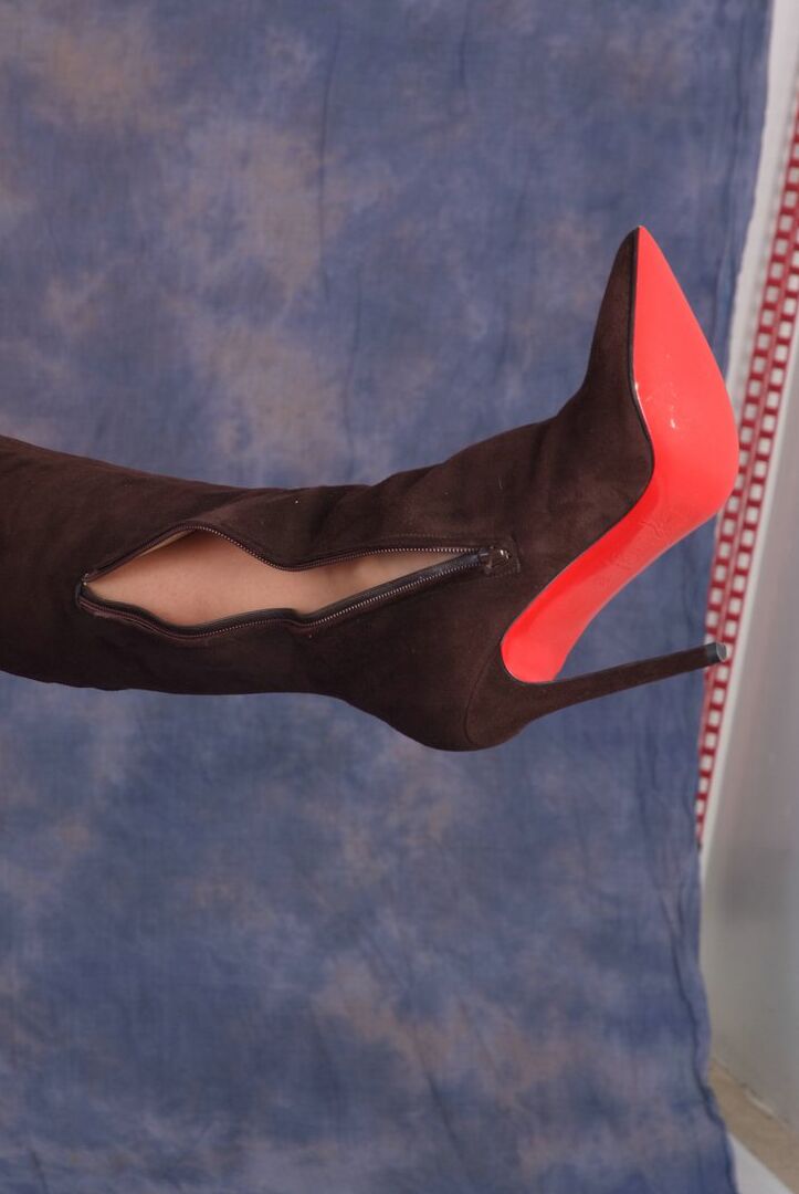 15P Leggy blonde flashes upskirt pussy while pulling on OTK suede boots