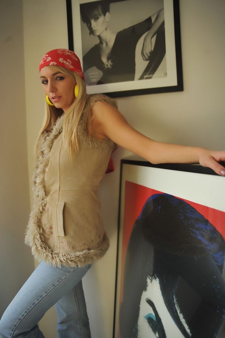 12P Die barfüßige Blondine Hayley Marie Coppin zieht ihre Jeans aus und zeigt dabei ihre schönen Titten