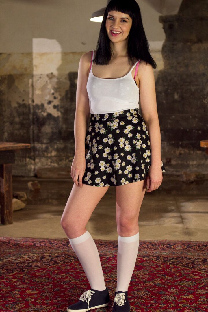 15P A adolescente Becky Jane fica nua enquanto domme Aiden Starr posa em sua lingerie
