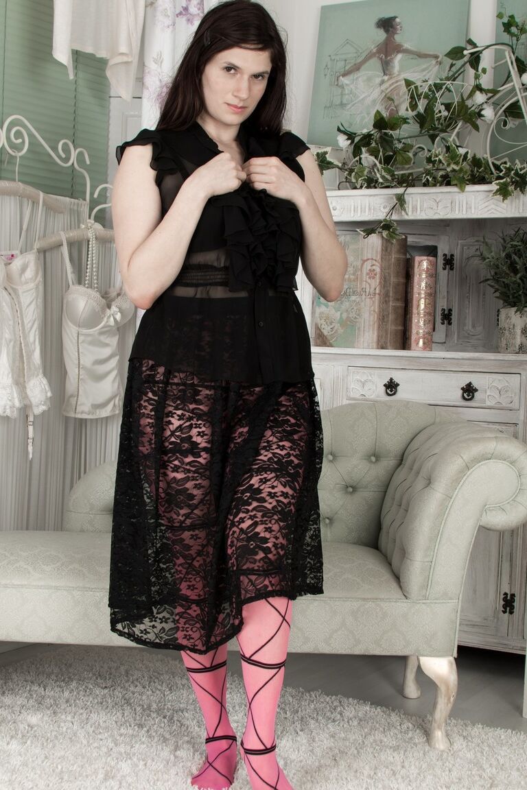 17P Brianna Green, toute en courbes, expose sa chatte poilue en enlevant ses collants roses