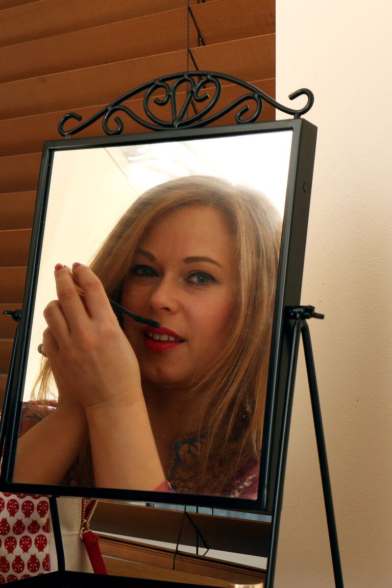 21P Grosso gengibre MILF Anna Joy mostra seu espólio redondo e se masturba