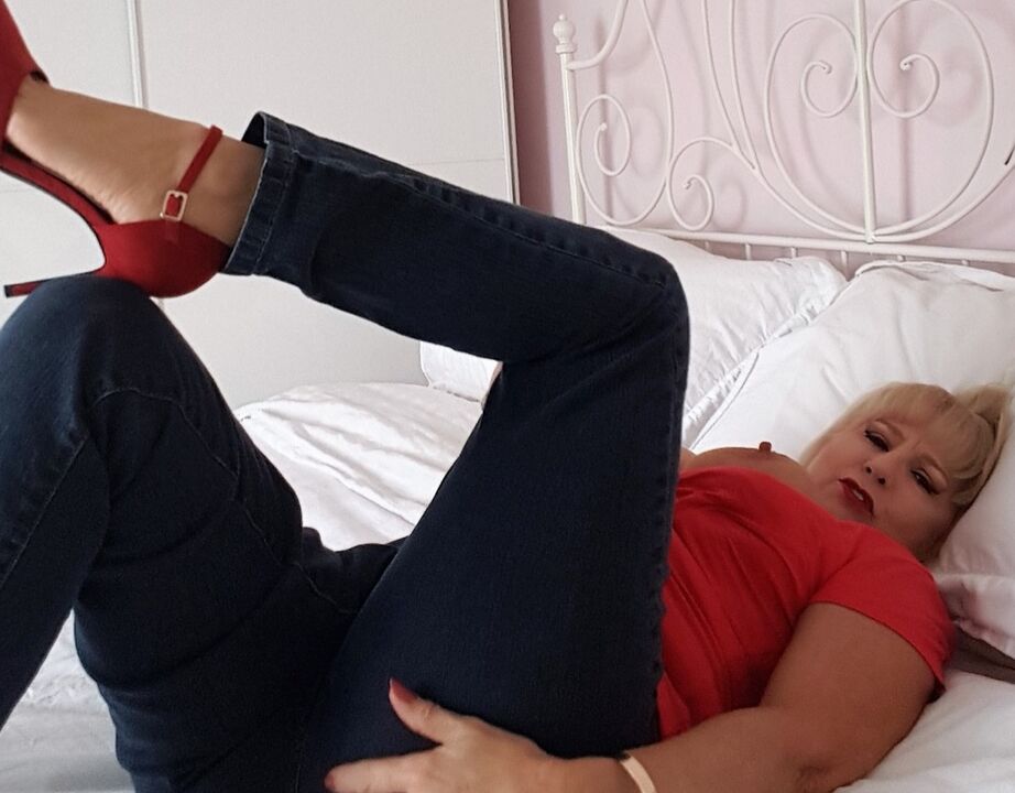 19P Симпатичная зрелая толстушка Lorna Blu обнажает массивные большие сиськи в различных горячих нарядах