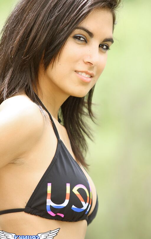 12P La guapa morena Rachel posando seductoramente al aire libre luciendo un bikini negro