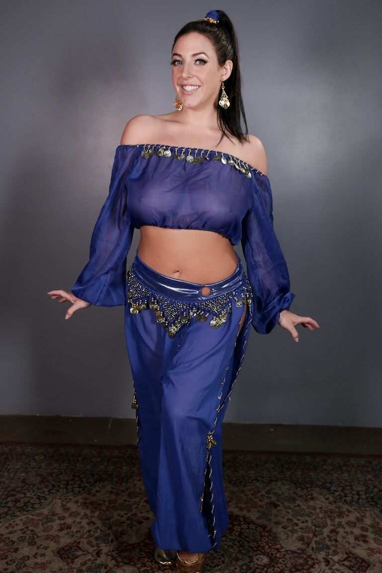 15P MILF sexy libera sus enormes tetas y su culo fantástico con un traje de genio