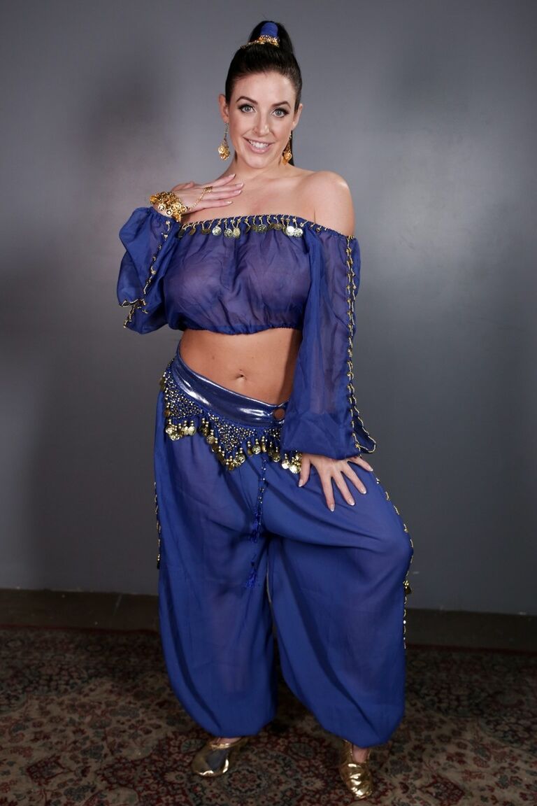 15P MILF sexy libera sus enormes tetas y su culo fantástico con un traje de genio