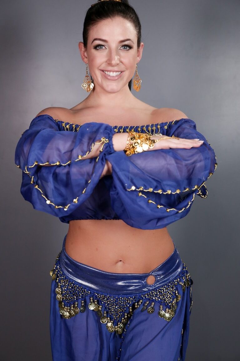 15P MILF sexy libera sus enormes tetas y su culo fantástico con un traje de genio