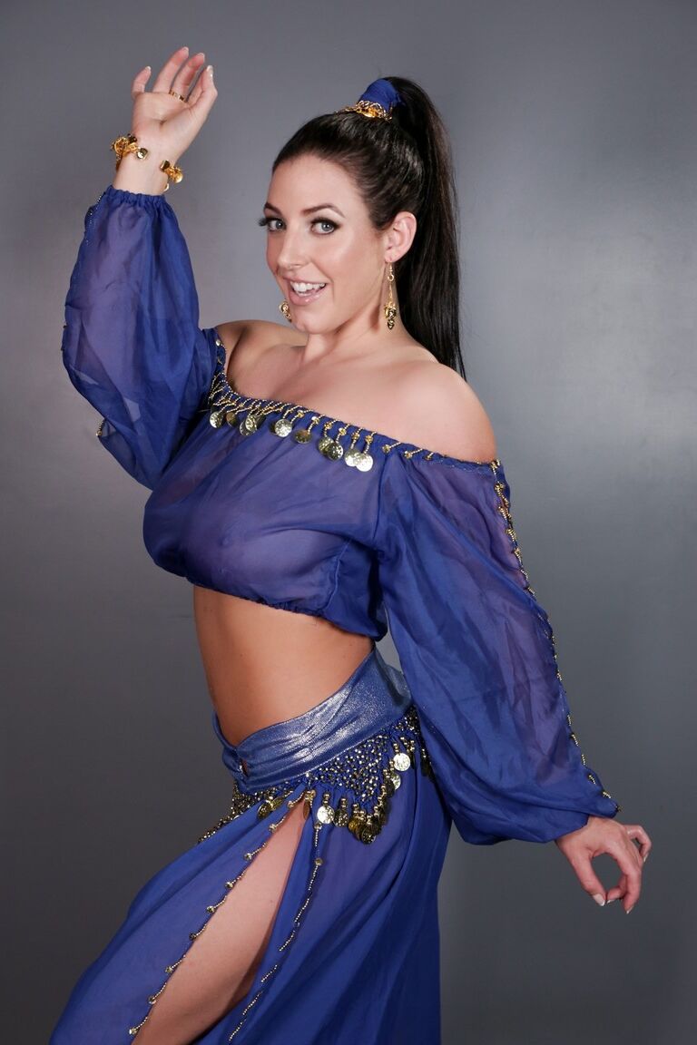 15P MILF sexy libera sus enormes tetas y su culo fantástico con un traje de genio