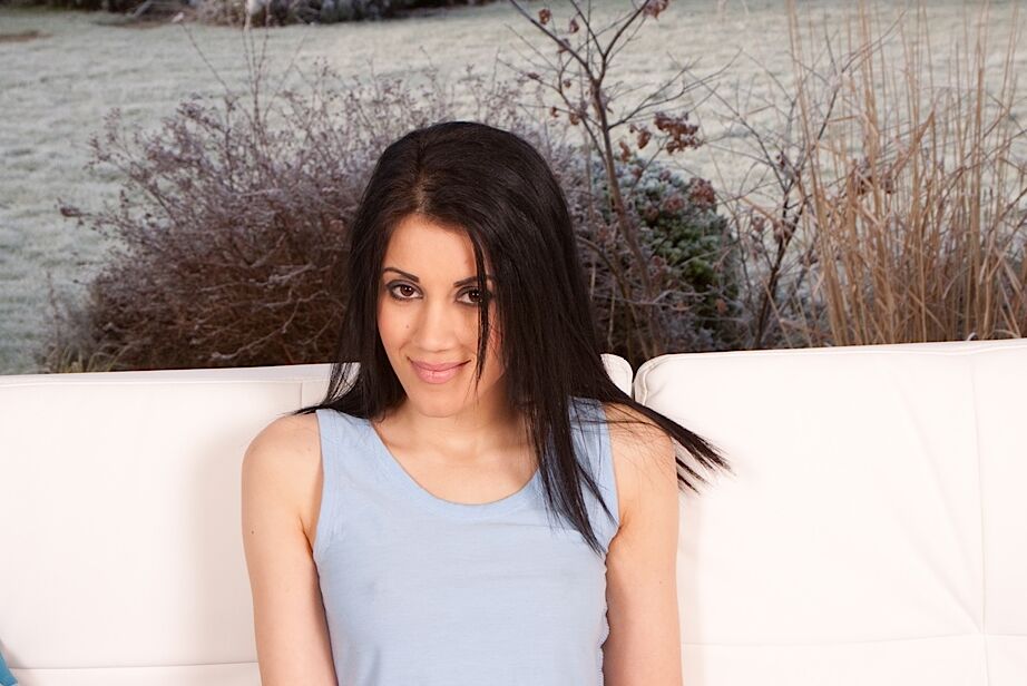 16P Gabrielle, une jeune amateur sympathique, écarte ses longues jambes sexy.