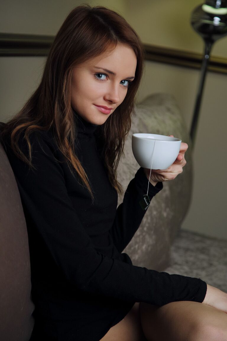 21P La jeune glamour Cathleen A se déshabille et se masturbe après avoir bu une tasse de thé.