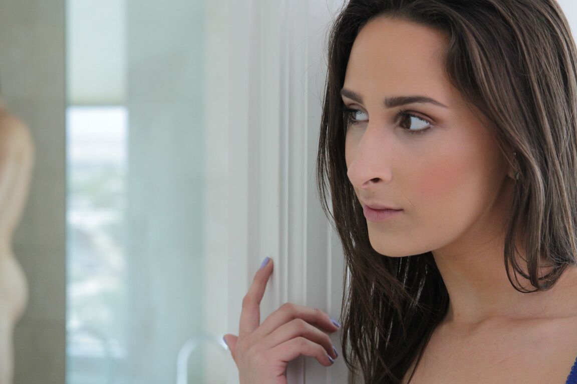 17P A garota tcheca Ashley Adams tira o jeans rasgado e mostra a bunda