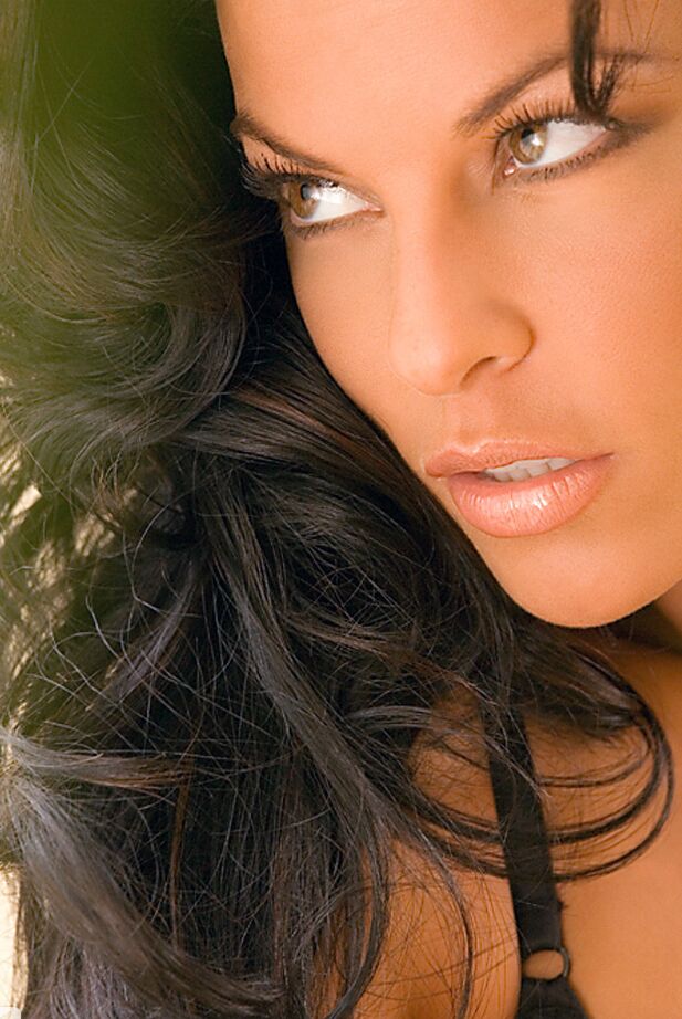 17P La bombón de pelo negro Nancy Erminia seduce con sus tetas naturales