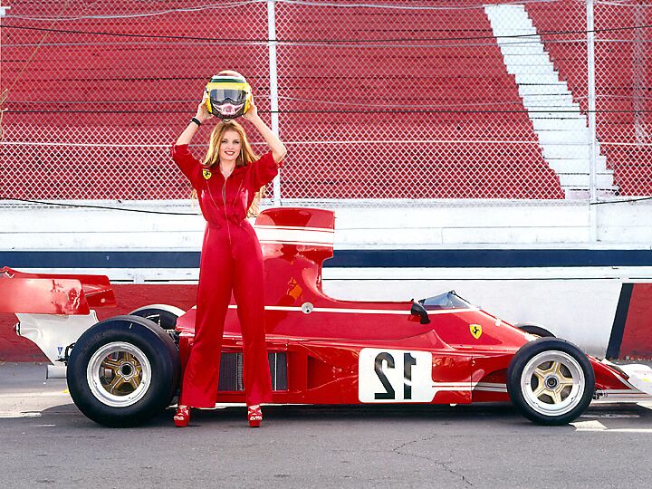 10P De superbes filles Playboy exhibant leurs nichons près d'une luxueuse voiture Ferrari